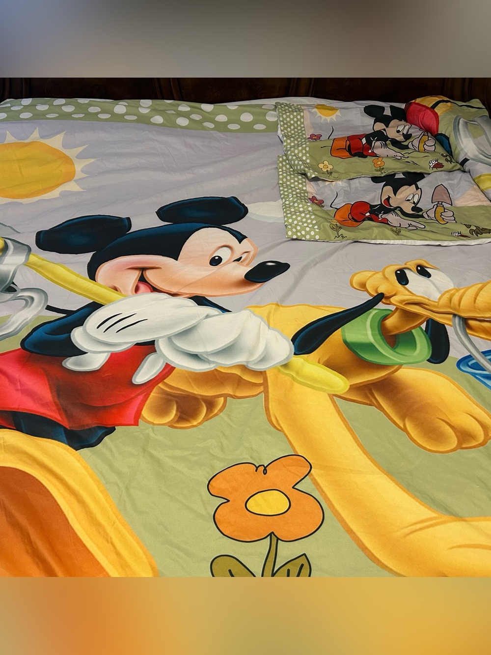 Mickey Mouse & Pluto Kids  sheets  Bedding Set - Multi-Color like new! 4 pieces.